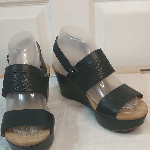 Clarks Shoes - Clarks Artisan Black Leather Wedge Sandals SZ 8. Excellent Pre loved Condition.